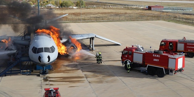Erzincan Yıldırım Akbulut Havalimanı’nda Uçak Yangın Tatbikatı Yapıldı